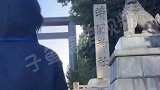 女子拍国风大片，在靖国神社前高举五星红旗，网友：亮出国旗的瞬间热血沸腾