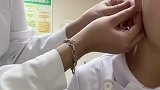 护士小姐姐想打耳洞，同事直接用滞留针扎了一个