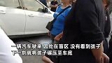 3岁幼童马路中间玩耍无人监管，遭小车直接碾压至车底，监控曝光