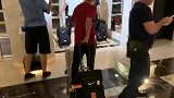 众国脚下楼摆放行李 准备启程前往迪拜机场