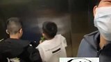 一男子在电梯里高歌，同乘的两个小朋友忍了又忍