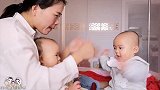 双胞胎宝宝能听懂的话了，妈妈让干嘛就干嘛，一瞬间，感觉长大了