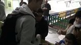 西甲-1617赛季-长得帅还暖心！C罗与小球迷有爱瞬间 拥抱合影还设计造型-专题