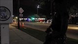 假扮草人呆在路边吓路人，胆小的人纷纷被吓到