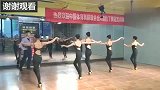 培训班里一帮参加比赛的美女, 在教室苦练拉丁舞动作