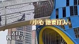 儿子在幼儿园打人，爸爸用喇叭跟在身后循环播放“不要跟他玩”