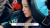 74岁刘晓庆晒美照，皮肤紧致状态似冻龄，双手环抱看剧本气场强大