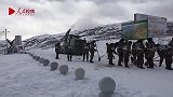 海拔4600川藏公路因降雪结冰被堵 武警官兵赶赴一线紧急抢通
