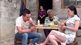 大姐以为我欺负媳妇，上来不分青红皂白打了我一顿，有这样的嘛！