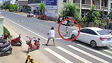痛心！男童横穿马路折返时被车撞 家长眼瞅着孩子飞出二三十米