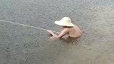 下大雨都挡不住我大爷钓鱼
