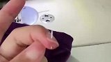 女子踩缝纫机，不小心把针穿过手指了