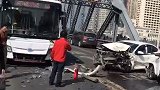 广州海珠桥一小车撞上巴士和小车 系小车越线逆行与大巴迎头相撞