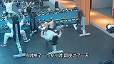 男子随手丢20kg哑铃,砸中小伙脚上的甲沟炎:脚趾像被碾碎了