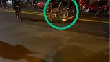 残忍！美警暴力执法画面再曝光 骑自行车两次碾压受伤示威者头部
