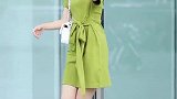 流行的牛油果绿长裙，小姐姐搭配的又好看又调皮！