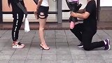 小伙单膝跪地向小姐姐求婚，小姐姐手里的砖头让他不得不屈服！