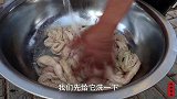 生爆肥肠！农村大叔买6斤肥肠下酒，爆炒45秒，吃起来真过瘾