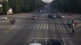 电动车上路太任性，正常直行又突然拐弯，结果被轿车狠狠撞上了！