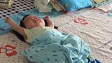 宝贝太可爱了，这个小懒腰伸的我给100分！好喜欢啊！