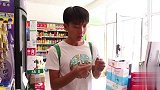 熊孩子背着巨型书包逛超市，一书包零食老板一分钱没收，太逗了
