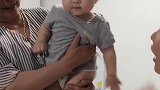 小宝宝要和姐姐打架，妈妈还在一边煽风点火，好搞笑！