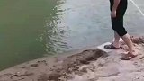 这鱼钓的能把人吓死，大哥鱼竿都不要了撒腿就跑