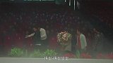 我怕来不及：妹子在台上表演 追求者们又是表白又是作画
