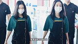 张碧晨素颜搭机戴口罩不掩颜值穿背带裤打扮青春元气满满
