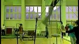 悲剧了！看你以后还敢不敢玩单杠