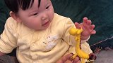 五个月的小宝宝坐在床上，接下来玩玩具的模样也太可爱了，好萌！