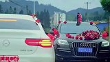 两婚车道路相遇，双方互换彼此的手捧花