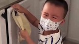 宝宝哭着要戴帽子，家长无奈帮忙戴好。网友：盲点好