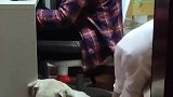 狗狗和男主人神同步看宝宝，狗子还被踩了一脚