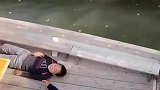 船夫惊险遭遇石桥上爬岸，船下跃身