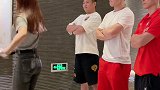 就问你们出门一次性遇见两个世界冠军是种什么体验，有认识的吗？