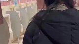 女生跑进男厕所内，边唱歌边跳舞