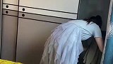 把妹妹踢进衣柜，这下该怎么办