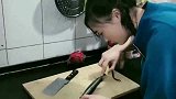 重庆媳妇第一次做菜，看到她的手法后，终于明白为啥不收彩礼了！
