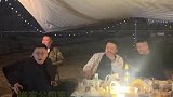 搬家公司室外聚餐，拿起身边的东西一起蹦迪
