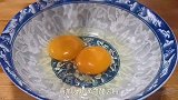 鸡蛋液倒入粉条中，没想到这么好吃，我家一周吃5次，上桌就扫光