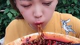 小姐姐吃爆辣火鸡面，连吃加喝汤，就算辣到妆花了都不在意