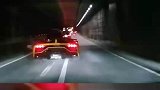 超跑行驶时狂轰油门，松油时排气管还会喷火