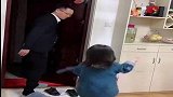爸爸下班回家，受到萌娃的热烈欢迎，一天疲惫顿时消失！