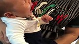小宝宝才刚满月，别人给的红包就知道紧紧拽着，真是个小财迷！