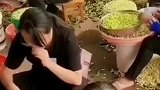 男子拍到几位妇女坐在路边用嘴扒蚕豆