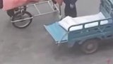 儿子用三轮车接母亲出院回家，虽然车很简陋但却很温暖