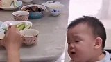 一岁萌娃边睡边吃饭，可爱干饭人