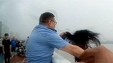 浙江温州：女子欲跳江轻生，生死瞬间民警抓住她头发一拽