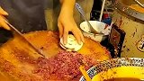 肉夹馍就是这样卖的，看着加了很多肉，其实并没有多少